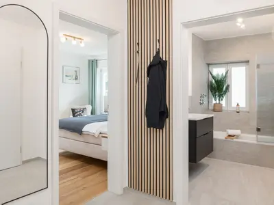 Im Flur eröffnet sich ein kurzer und bequemer Zugang zu allen Räumen.