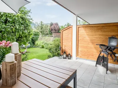 Sitzgelegenheit für einen entspannten Beginn des Tages im Freien