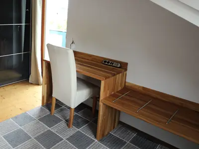 Schlafzimmer mit Schreibtisch und Kofferablage