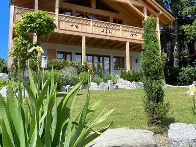 Außenansicht mit Garten