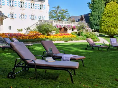 Park mit Sonnenliegen