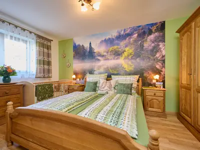 Schlafzimmer mit Kinderbett