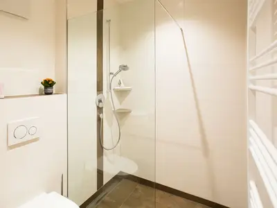 großzügige Regendusche