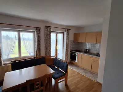 Wohnküche mit Zugang zum Balkon