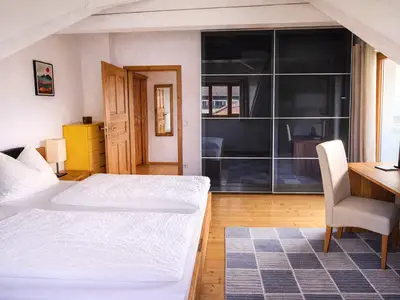 Schlafzimmer mit Schreibtisch