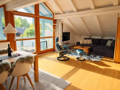 lichtdurchfluteter Wohnbereich