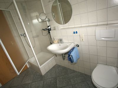 Bad mit Dusche/WC, Fön und Kosmetikspiegel