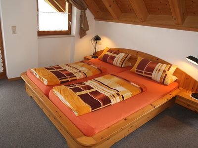 Schlafzimmer mit Möglichkeit zum Zustellen eines Baby- und Zustellbettes