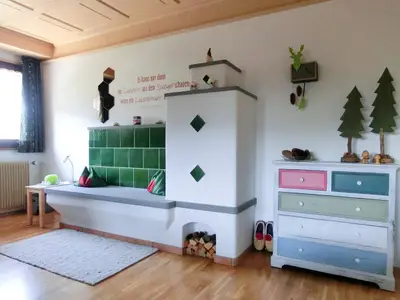 Wohnzimmer mit gemütlich warmem Kachelofen