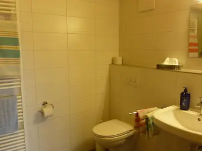 Bad mit begehbarer Dusche/Handtuchheizkörper/Fön und Kosmetikspiegl