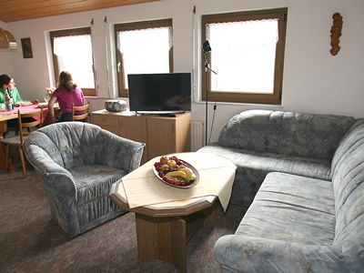 Couchecke mit Schlafcouch und Essecke mit Panoramablick