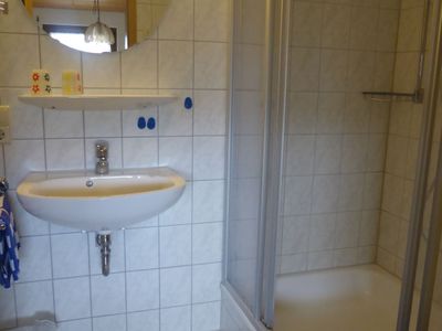 Bad mit Dusche/WC, Kosmetikspiegel und Fön