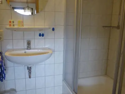 Bad mit Dusche/WC, Kosmetikspiegel und Fön