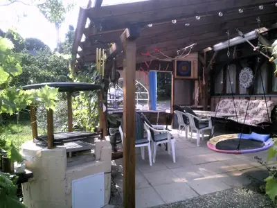 überdachte Pergola Südseite mit Grill