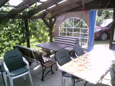 überdachte Pergola Südseite mit Grill