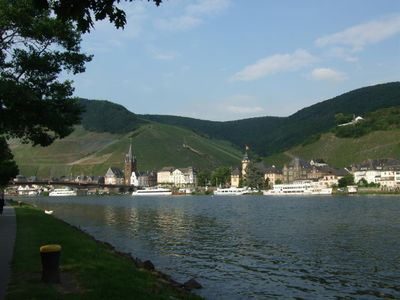 Blick vom Moselufer Kues