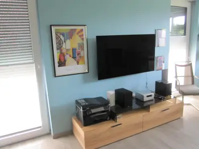 Fernseher usw. im Wohnzimmer