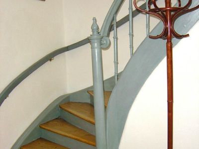 Die historische Treppe ins Obergeschoss.