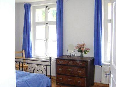 Elternschlafzimmer - Doppelbett mit Blick über das Dorf (bei guter Sicht sogar bis in die Alpen)