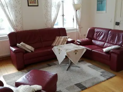 Das gemütliche Wohnzimmer mit TV-Ecke.