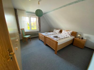 Schlafbereich. 2 Schlafzimmer mit Doppelbett und Schrank