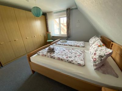 Schlafbereich. 2 Schlafzimmerer mit Doppelbett und Schrank