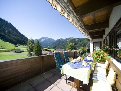 Terrasse zum Frühstücken mit herrlichem Bergblick 