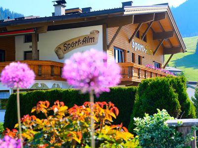 Blumenbracht um die Sport-Alm