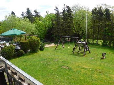 großer Kinderspielplatz mit Trampolin