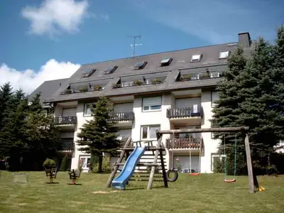 Gartenansicht mit Kinderspielplatz