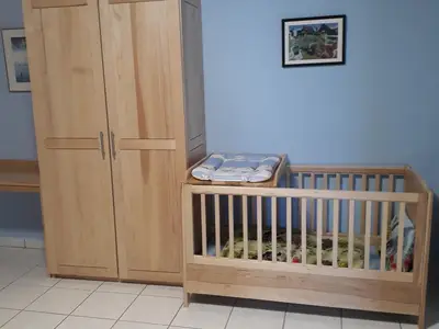 Kinderbett mit abnehmbarer Wickelauflage