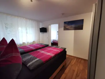 Schlafzimmer mit Boxspringbett und TV