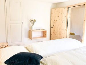 Schlafzimmer mit Arvenholzbett