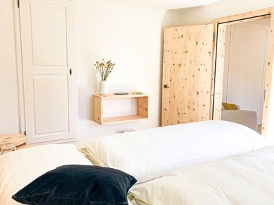 Schlafzimmer mit Arvenholzbett