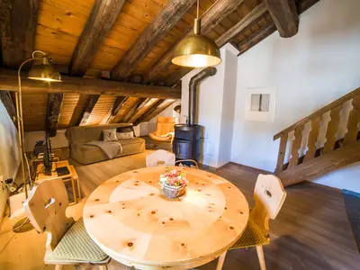 Wohnzimmer mit Esstisch in der Wohnung Morteratsch Chesa Michel