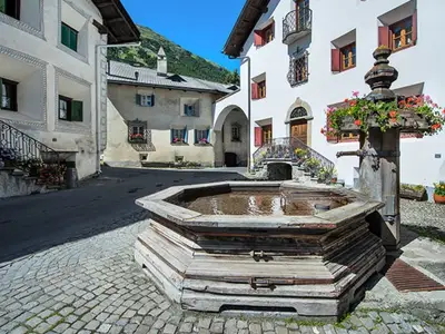 Dorf Brunnen vor der Chesa Michel in Bever