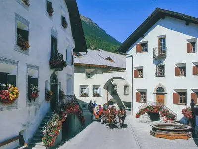 Chesa Michel im Sommer mit Pferdekutsche
