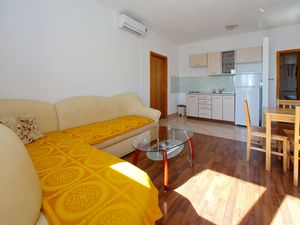 23927618-Ferienwohnung-6-Bibinje-300x225-4