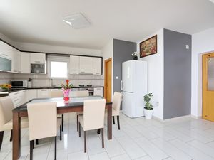 23934031-Ferienwohnung-7-Bibinje-300x225-4