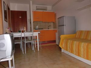 23976048-Ferienwohnung-6-Bibione-300x225-1