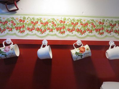 Verschiedene Tassen in der Küche im Appartement "Im Alten Backhaus"