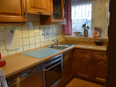 Küche mit Backofen, Spülmaschine und allen elektrischen Geräten