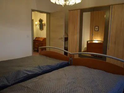 Schlafzimmer 1 mit elektrisch verstellbaren Betten, TV