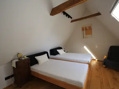 Schlafzimmer mit zwei Einzelbetten im Ferienhaus Sandsteintraum in Billerbeck