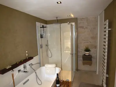 Dusche und Badewanne im Ferienhaus Sandsteintraum in Billerbeck