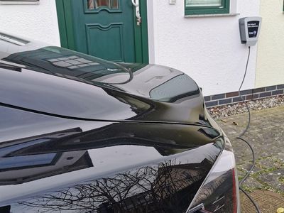 Außenansicht des Gebäudes. Möglichkeit zum Laden von Elektrofahrzeugen