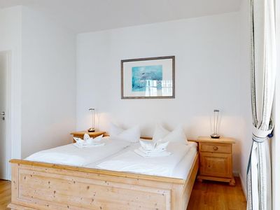 Großes und helles Doppelbett-Schlafzimmer