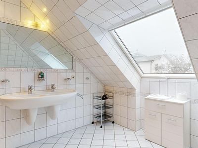 Großes, helles Badezimmer mit einem Doppel-Waschbecken und