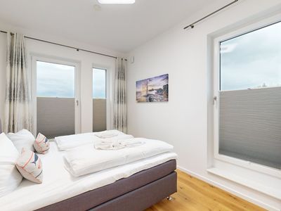 1. Doppelbett-Schlafzimmer mit Ausgang zum Balkon