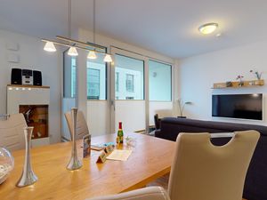 Großes, helles Wohnzimmer mit Süd-Balkon